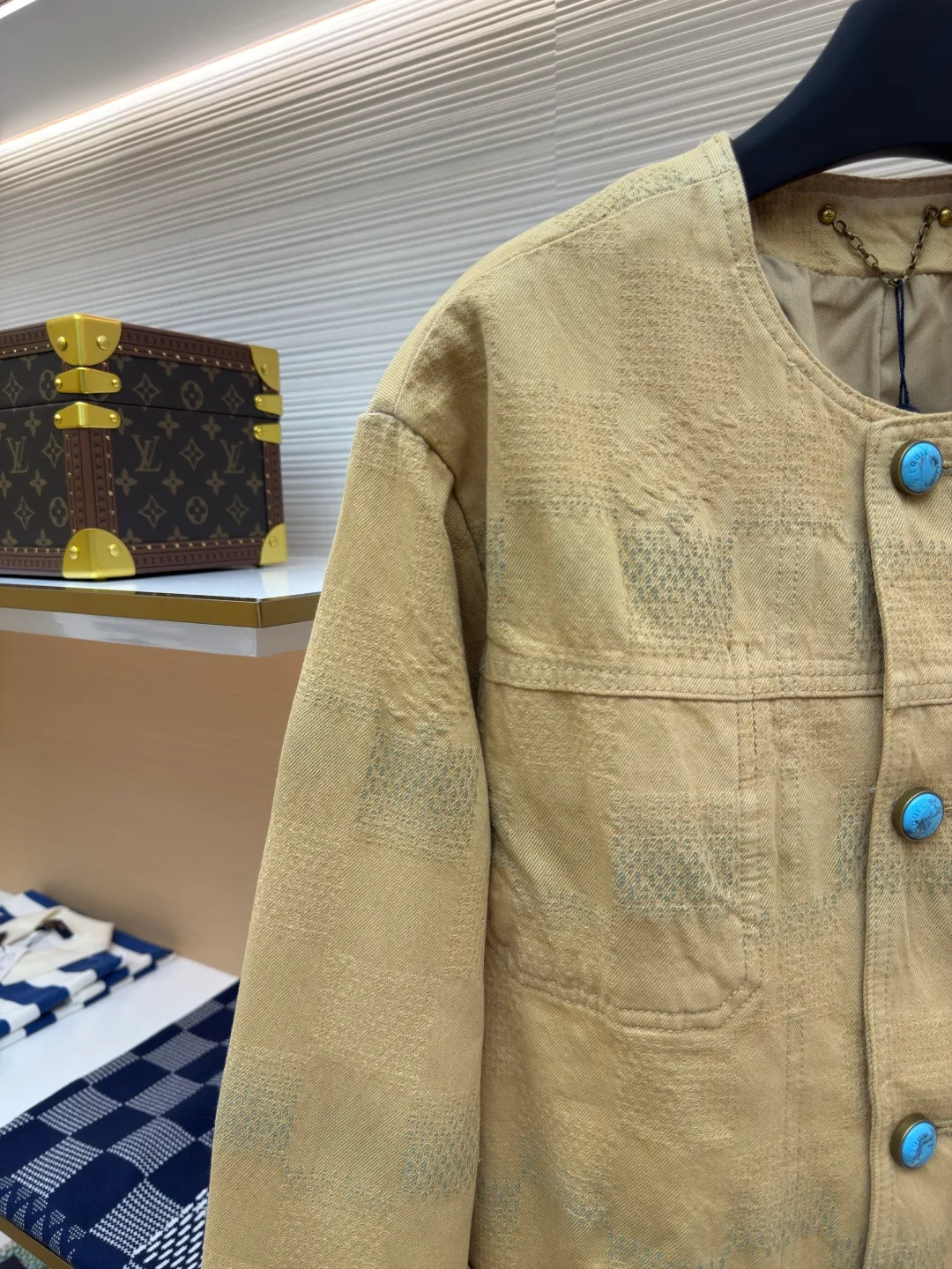 LOUIS VUITTON turquoise collarless jacket ●Authentic product: purchased and developed by 18939 ●Item number: 1680007-C45 ●Fabric: denim fabric ●Technology: jacquard production ●Version: fitted version ●Weight: about 1255 grams ●Size: 46-48-50-52 ●Description: Louis Vuitton LV checkerboard collarless denim jacket Made of custom-woven denim denim, custom-dyed with contrasting indigo effect and 3D checkered jacquard craftsmanship. Through the yarn-dyed jacquard process, various patterns and patterns are woven directly into the fabric during the weaving process, making the surface of the denim appear richer in texture and visual effects. The fabric goes through sand washing process and special dyeing technology! Customized accessories, complete with three standards. The overall wiring is straight and delicate, the fabric is comfortable and soft, and the color is consistent without color difference. It can be matched with the same style to create a fashionable look and control various occasions. Customized accessories, complete with three standards, same style for men and women!